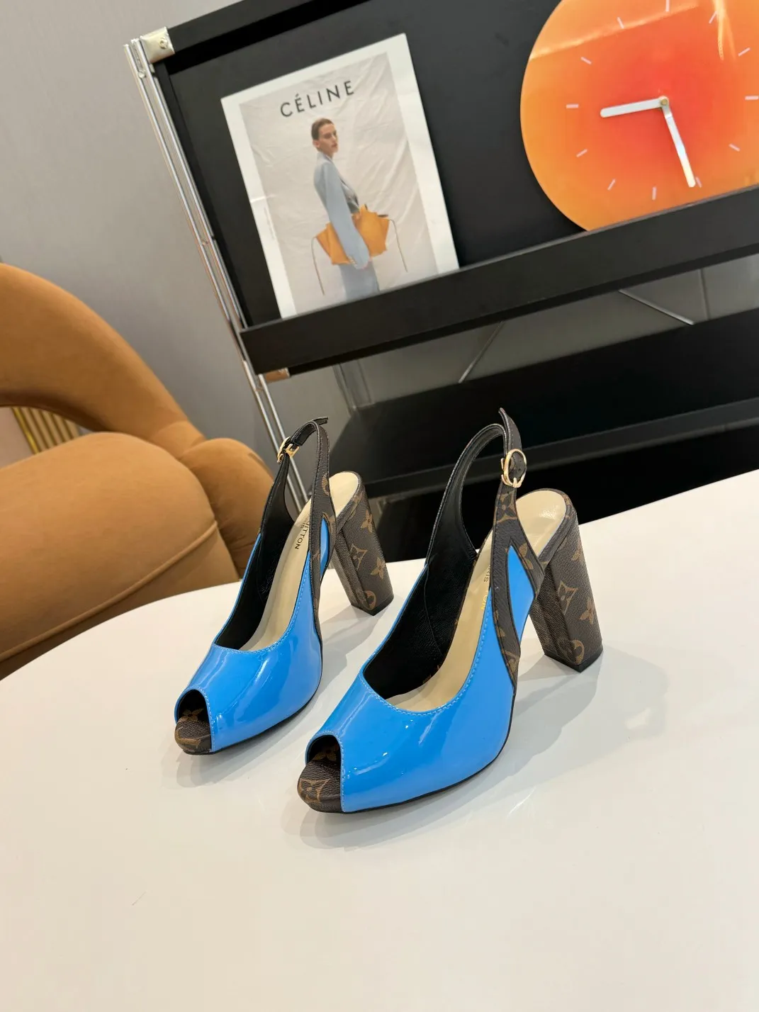👟👟Ex-factory price 400👟👟 Louis Vuitton Louis Vuitton, 2025 high-heeled sandals, modern and fashionable in one! Release a powerful aura like a queen and capture everyone's attention instantly! Fabric: LV classic presbyopia + patent leather Lining/foot pads: imported lambskin Heel height 9.5cm; Front platform: 1.5cm Code number: 35-41